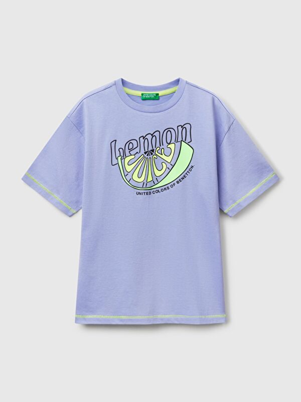United Colors Of Benetton Erkek Çocuk Mor Ajurlu Önü ve Arkası Baskılı T-Shirt