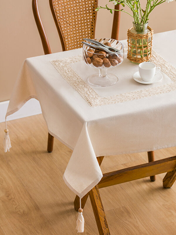 LCW HOME Dantel Detaylı Püsküllü Masa Örtüsü 90x90 cm