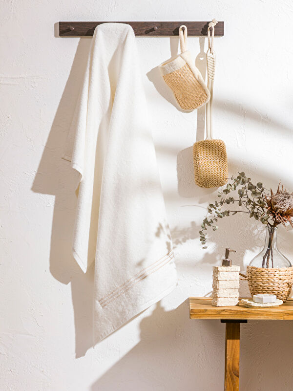 LCW HOME Offrez-vous le confort somptueux de notre Serviette de Bain en Coton, dimensions 70x140 cm.