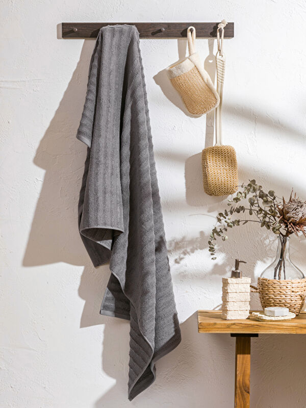LCW HOME Indulge in the plush comfort of our Cotton Bath Towel, sized at 70x140 cm.