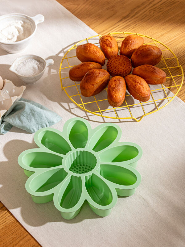 LCW HOME قالب كيك على شكل ورد