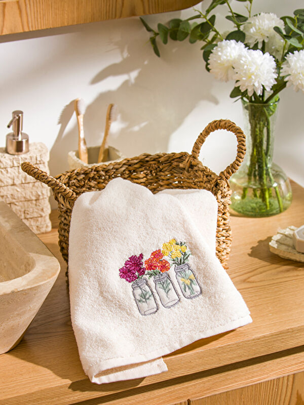 LCW HOME Çiçek Nakışlı Pamuklu Yüz Havlusu 50x80 cm