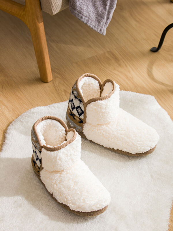 Nakışlı Kadın Pelüş Ev Botu - Görsel 3