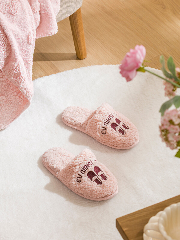 LCW STEPS Slogan Nakışlı Pelüş Kadın Ev Terliği