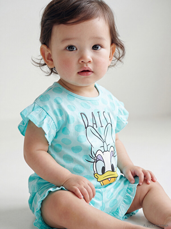 LCW baby Daisy Duck Baskılı Kız Bebek Şortlu Pijama Takımı