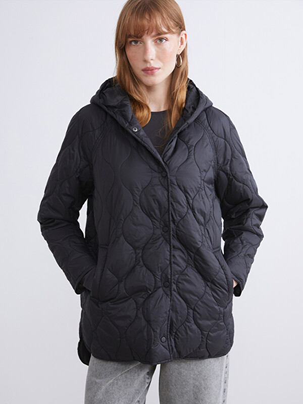 LCWAIKIKI Classic Kapüşonlu Kapitone Oversize Kadın Şişme Mont