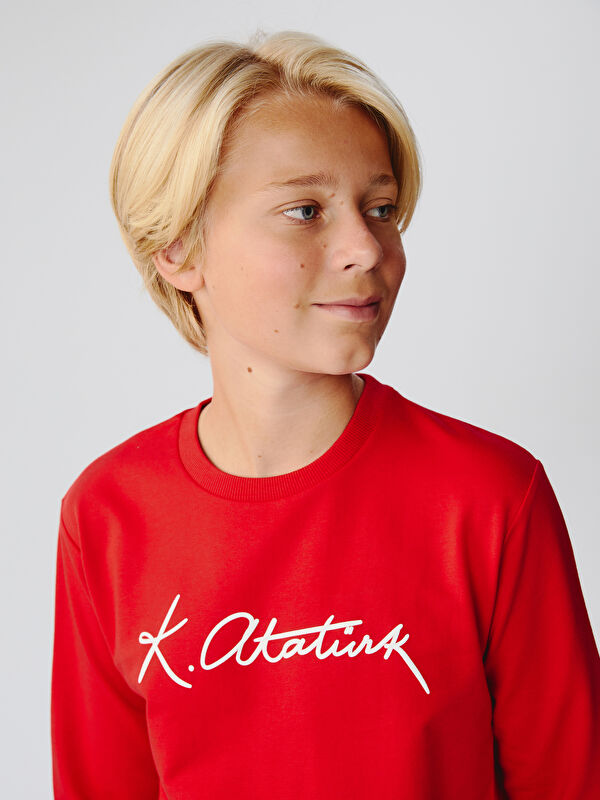 LCW Kids Bisiklet Yaka Atatürk İmza Baskılı Erkek Çocuk Sweatshirt