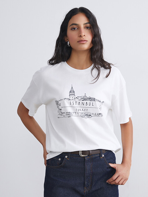 LCW Modest Bisiklet Yaka İstanbul Baskılı Kadın Tişört