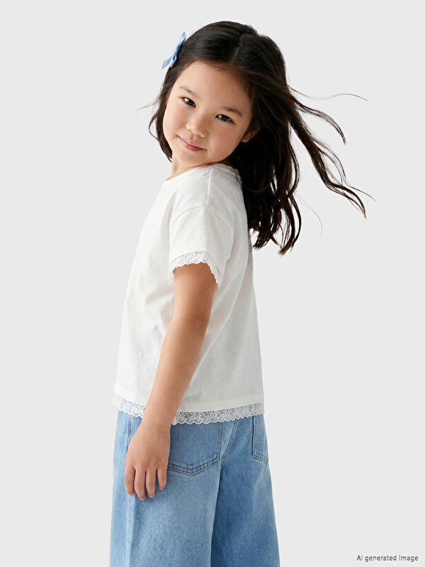 LCW Kids Bisiklet Yaka Dantel Detaylı Kız Çocuk Tişört