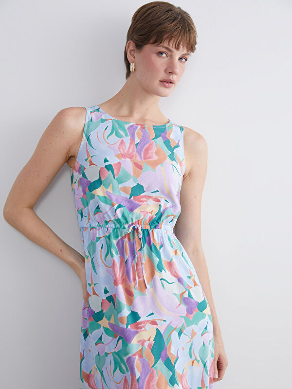LCW EVERYDAY Gemustertes Kleid mit Rundhalsausschnitt und taillierter Passform für Damen