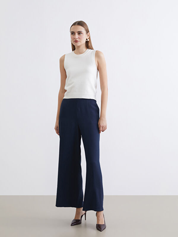 LCWAIKIKI Classic L'élégance sans effort rencontre le confort quotidien dans notre pantalon à jambes larges et taille élastiquée.