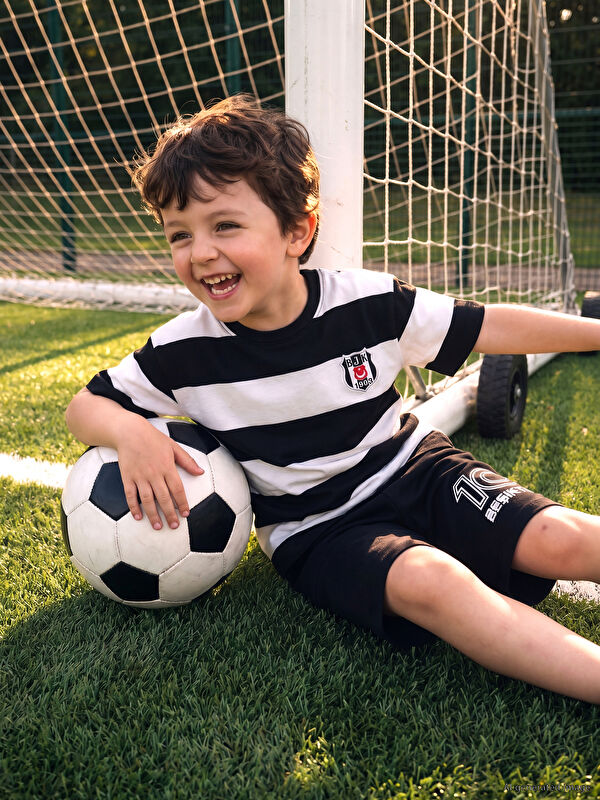 LCW Kids Beşiktaş Lisanslı Çizgili Erkek Çocuk Tişört