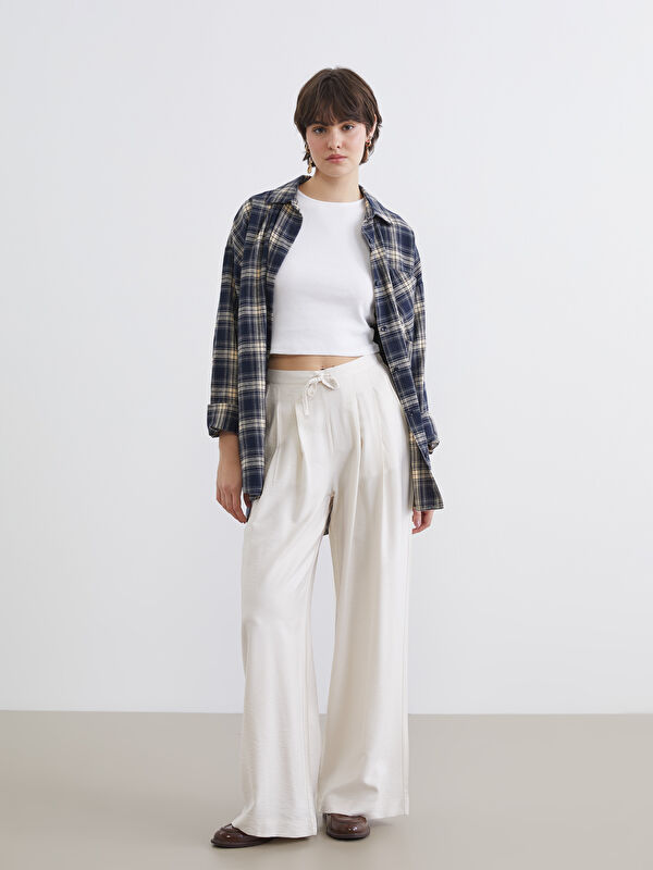 XSIDE Élégance sans effort rencontre confort quotidien dans notre pantalon plissé à jambe large avec taille élastiquée.
