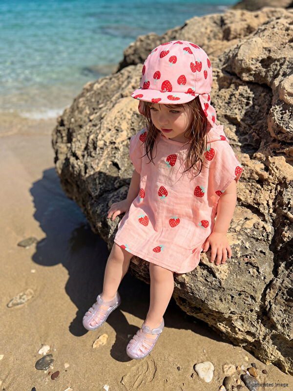 LCW ACCESSORIES Çilek Baskılı Kız Bebek Panço Havlu