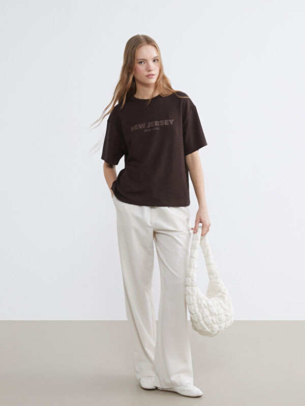 XSIDE L’élégance sans effort rencontre le confort quotidien dans notre pantalon à jambes larges avec une taille flexible.