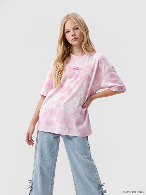 LCW Kids дөңгелек жағалы тай-дай өрнекті қыздарға арналған футболка