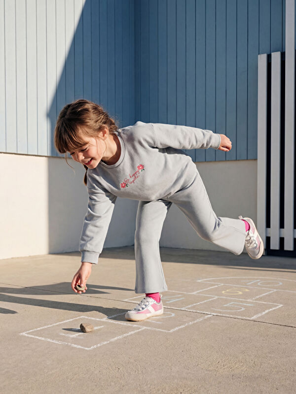 LCW Kids Bisiklet Yaka Kız Çocuk Soft Touch Sweatshirt ve Pantolon
