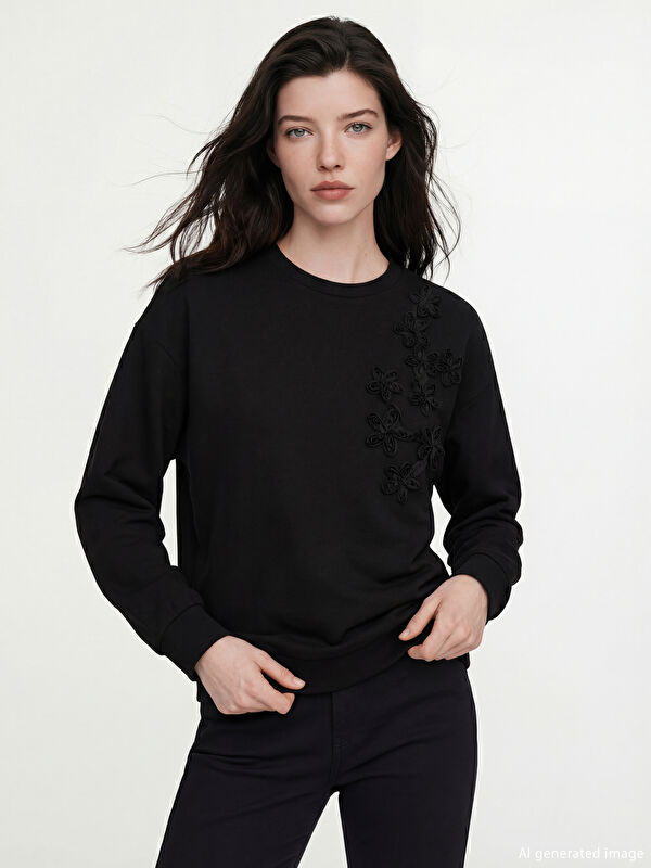 LCW Comfort Bisiklet Yaka Gül Aplike Detaylı Kadın Sweatshirt