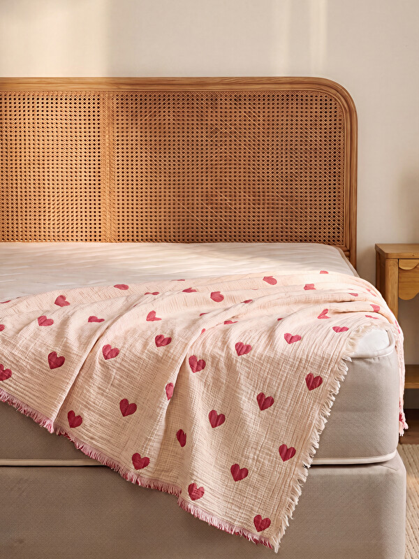 LCW HOME Kalp Desenli Püsküllü Çift Kişilik Yatak Örtüsü