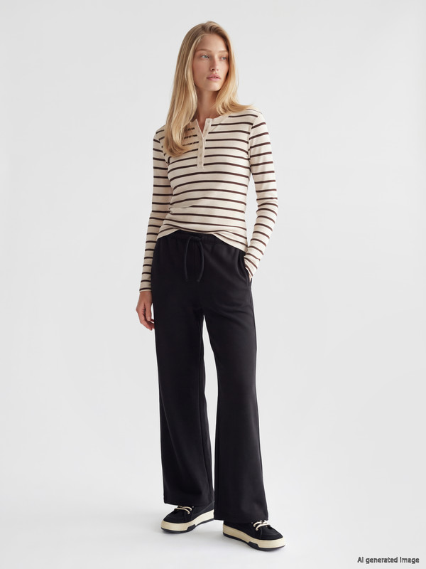 Natuvera Woman Black Sweatpants