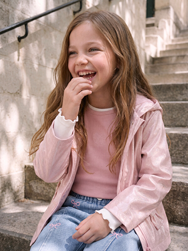 LCW Kids Parlak Yüzeyli Kapüşonlu Kız Çocuk Yağmurluk