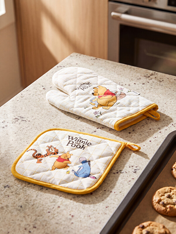 LCW HOME Winnie the Pooh Printed Oven Mitten and Pot Holder