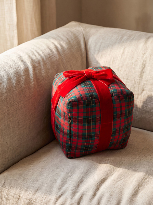 LCW HOME Gift Package Figured Plush Cushion