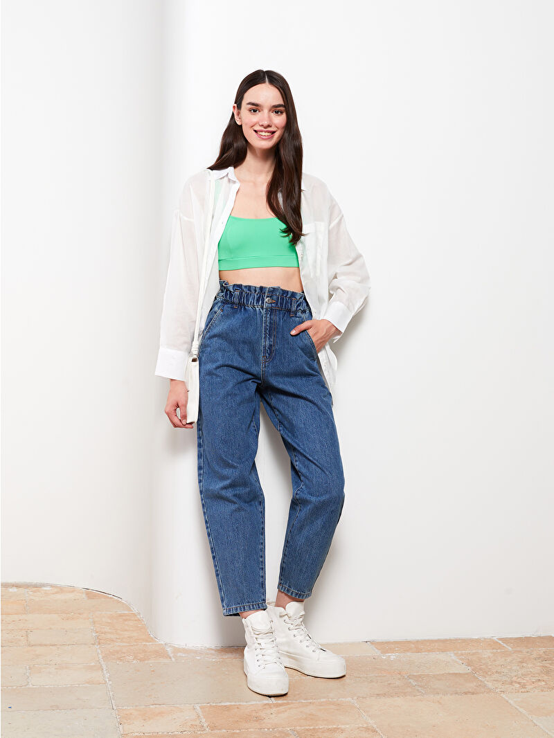 Олар қызды шешіндіріп, оның видеосына қолдарын тигізеді