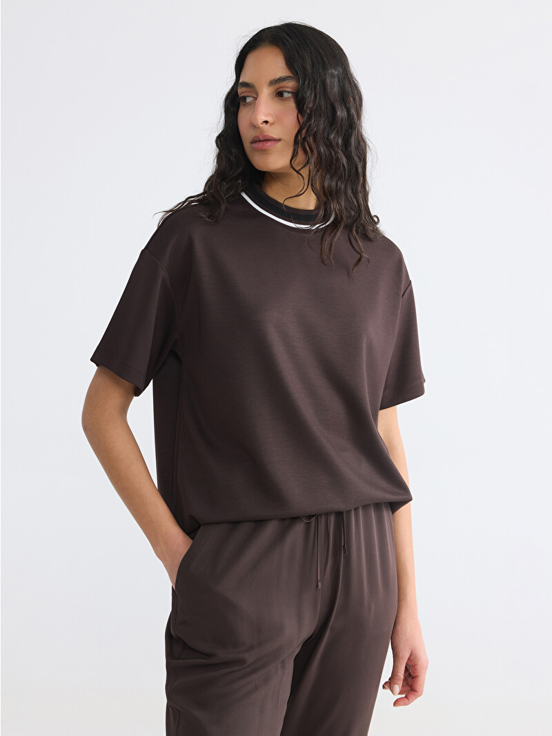 LCW Modest Kahverengi Bisiklet Yaka Soft Touch Kadın Tişört