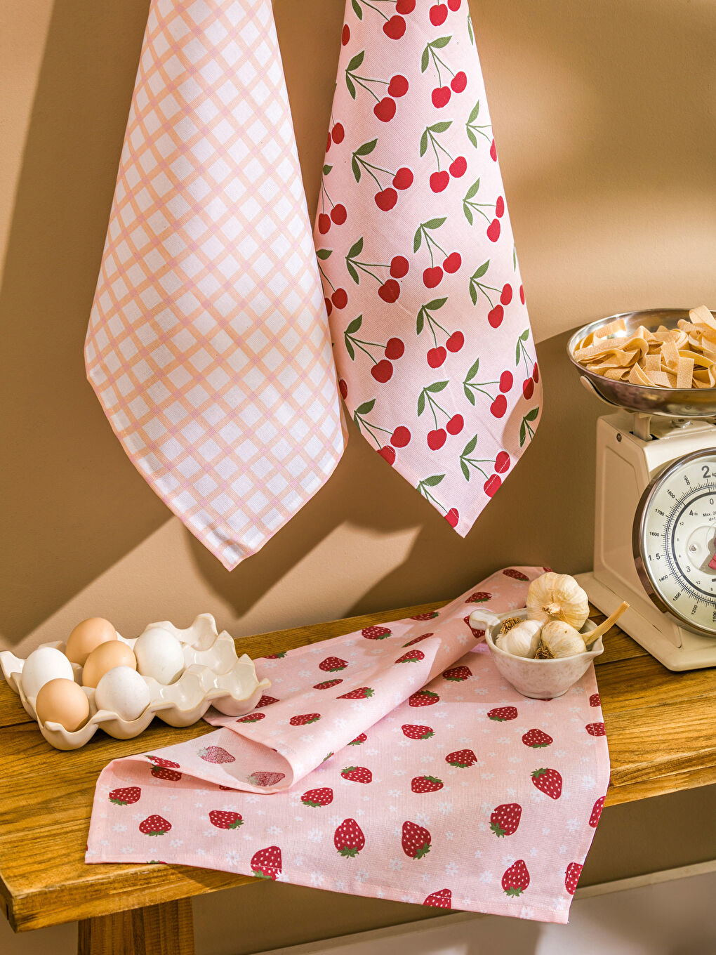Клубничная обвязка кухонного полотенца в фото