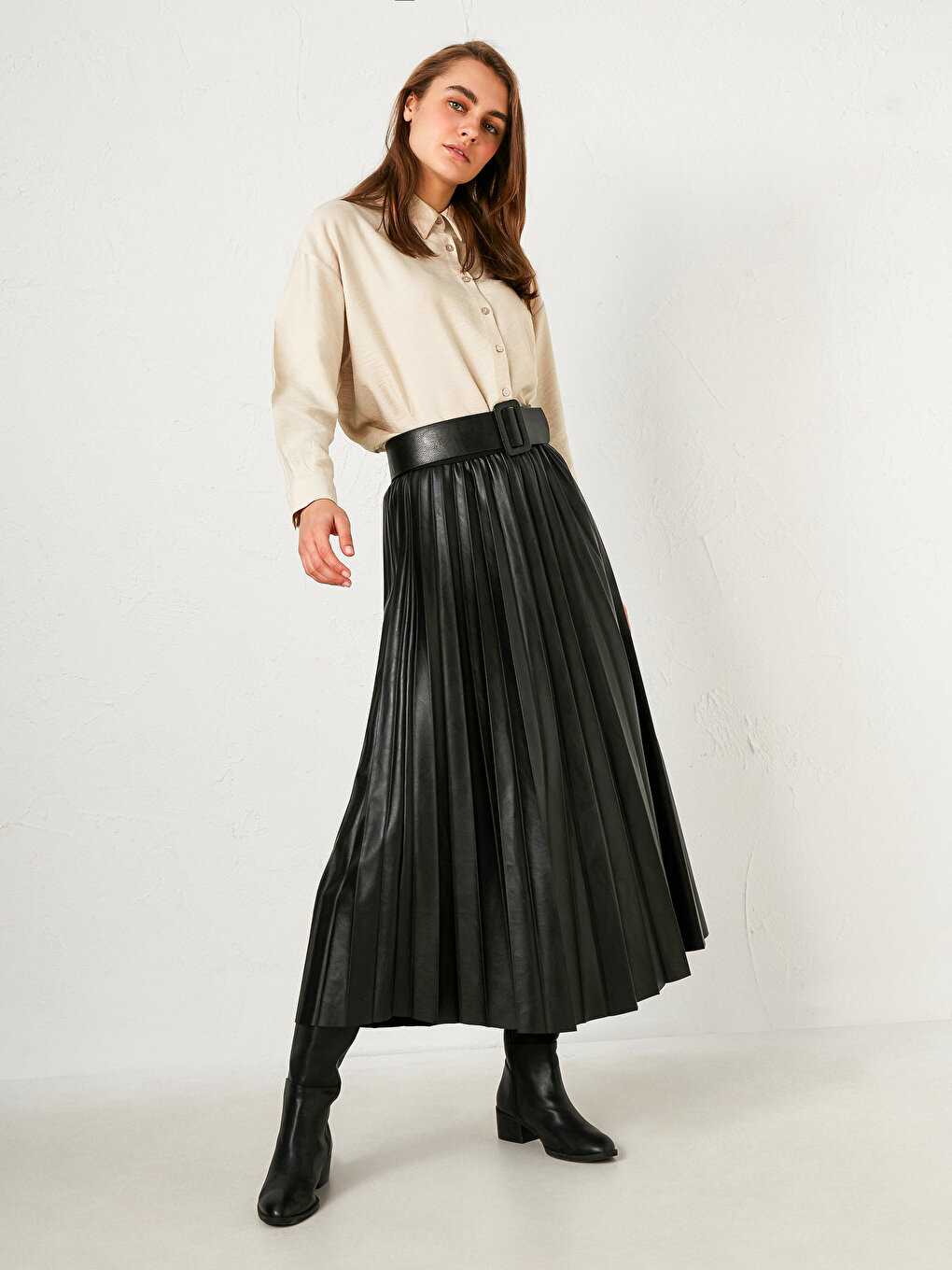 ti1677352565tld961e9f236177d65d21100592edb0769 in 2023  Vegan leather skirt  Fashion Long leather skirt
