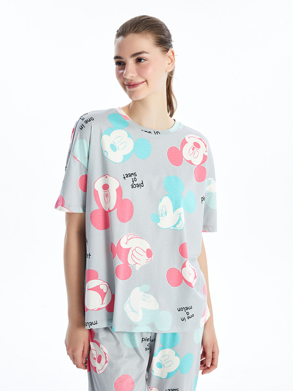 %100 Pamuk %100 Pamuk LC Waikiki LCW DREAM Pijama Takım Kadın Standart & Regular Penye Baskılı Bisiklet Yaka Kısa Kollu Mickey Mouse %100 Pamuk 2 Parça Bisiklet Yaka Mickey Mouse Baskılı Kısa Kollu Kadın Pijama Takımı