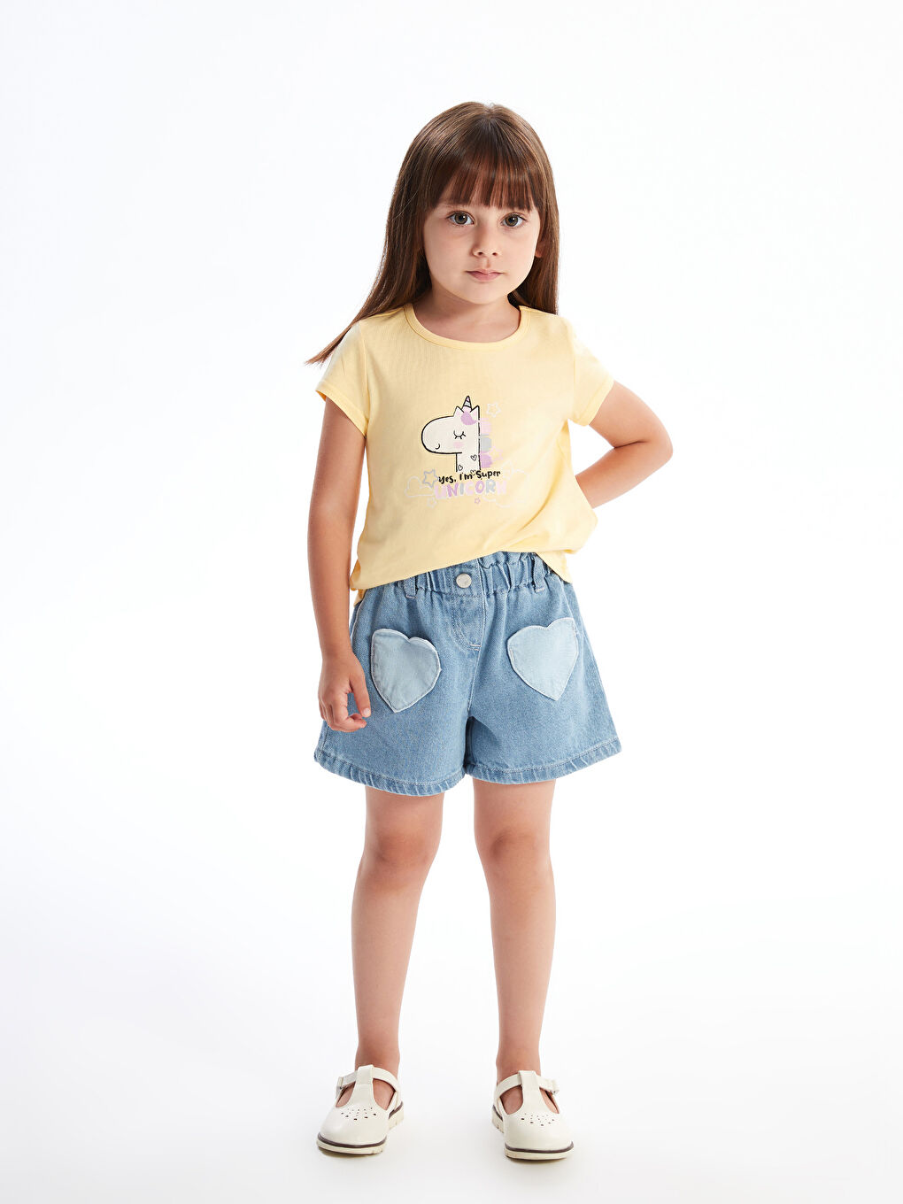 девочка в шортах 