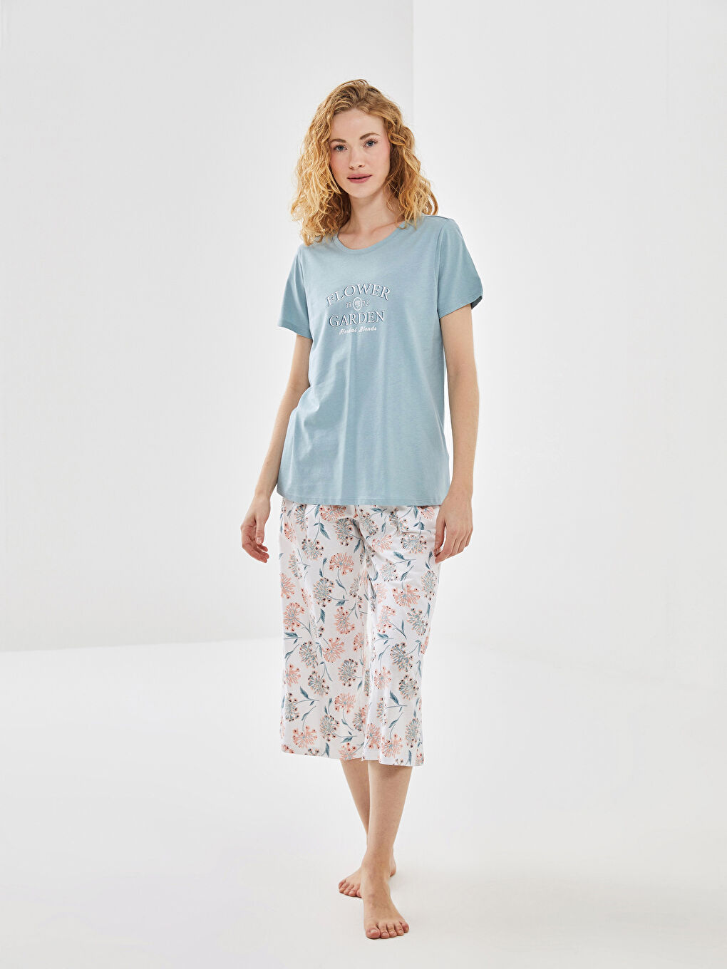 LC WAIKIKI Crew Neck Printed Women's Capri Pyjama Set -S52484Z8