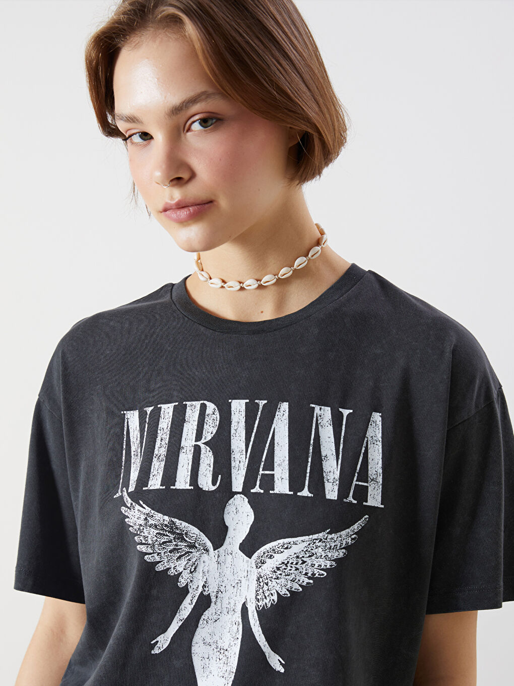 【boohoo】 NIRVANA ラインセンス Tシャツ & ショート XSIDE Crew Neck Nirvana Printed Women's T-Shirt -S5JI89Z8