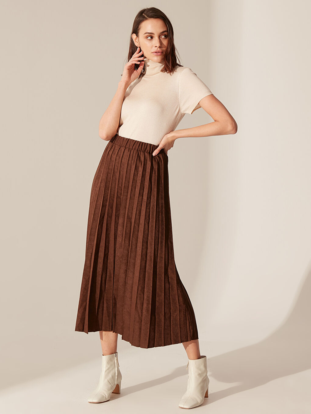 Suede Women s Pleated Skirt 0SP142Z8 D2N 0SP142Z8 D2N LC Waikiki