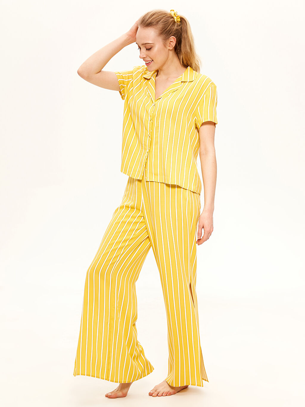 Sari Yirtmac Detayli Cizgili Tokali Viskon Pijama Takimi Lc Waikiki