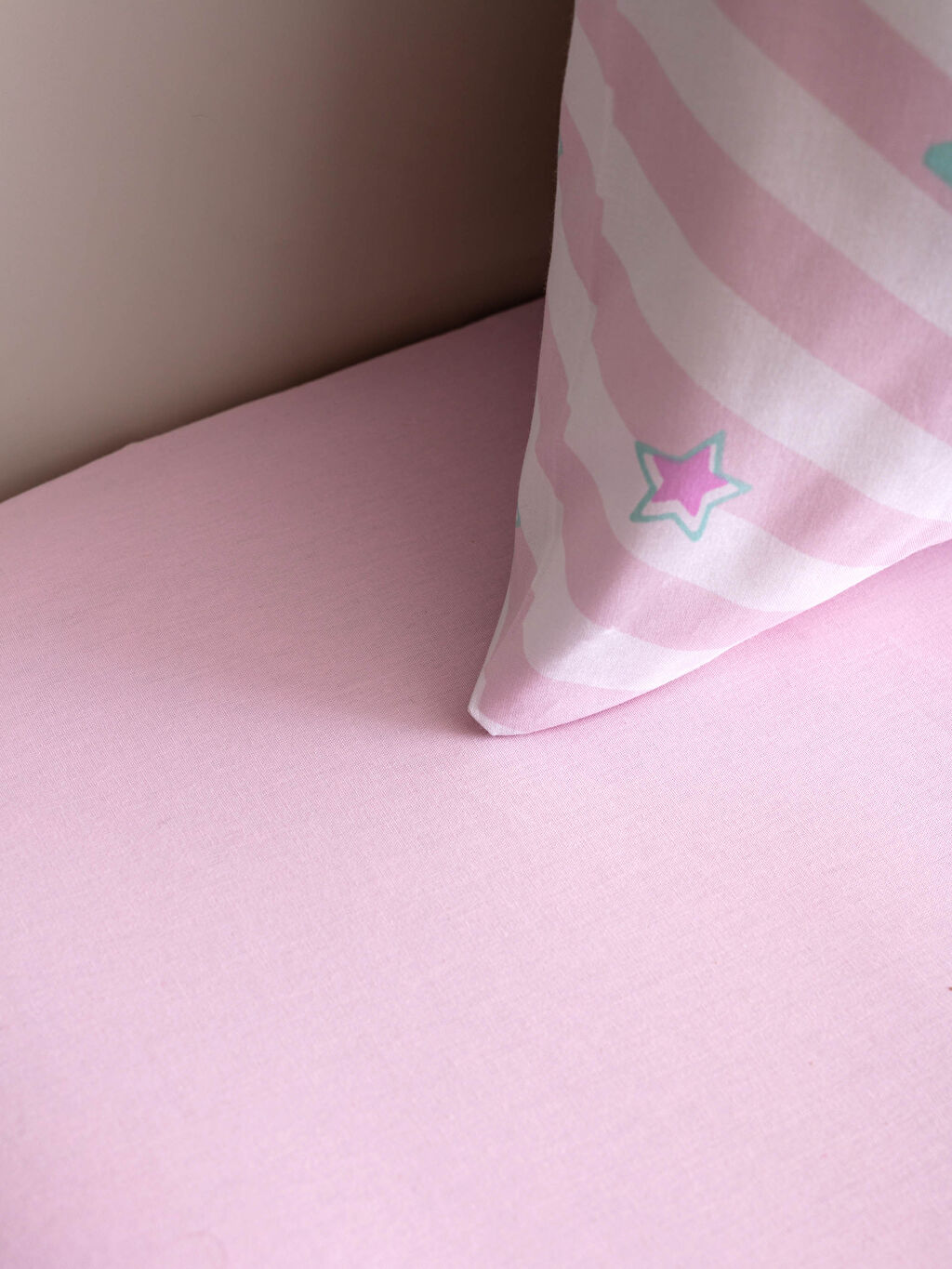 Çok Renkli Lol Lisanslı Dokuma Kız Çocuk Nevresim Takımı Çok Renkli Lol Lisanslı Dokuma Kız Çocuk Nevresim Takımı