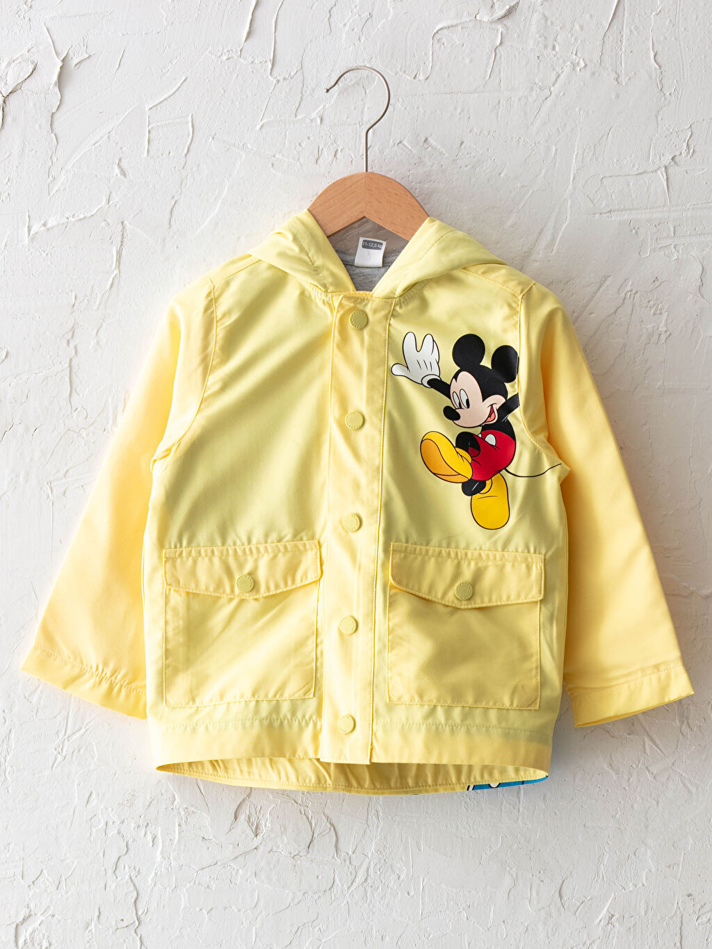 sari kapusonlu uzun kol mickey mouse baskili erkek bebek mont lc waikiki