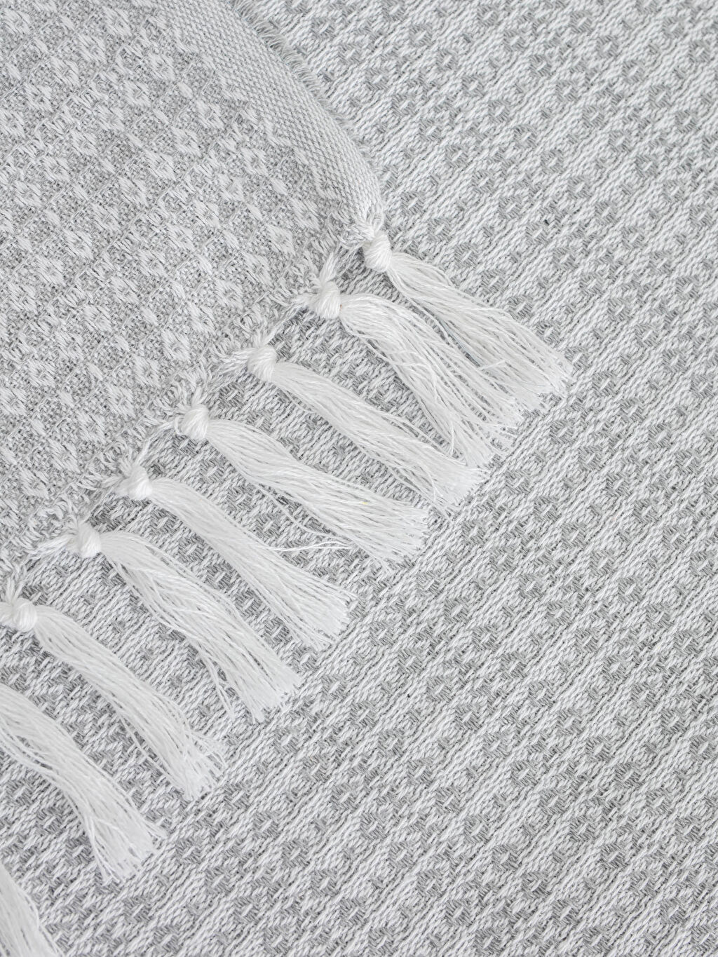 Gri Tek Kişilik Kendinden Desenli Püsküllü Yatak Örtüsü Gri Tek Kişilik Kendinden Desenli Püsküllü Yatak Örtüsü