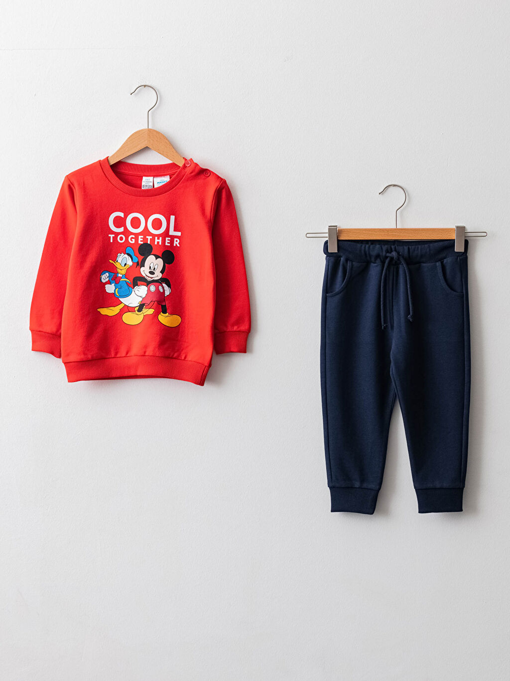 Kirmizi Bisiklet Yaka Uzun Kollu Disney Baskili Pamuklu Erkek Bebek Sweatshirt Ve Jogger Pantolon 2 Li Takim Lc Waikiki