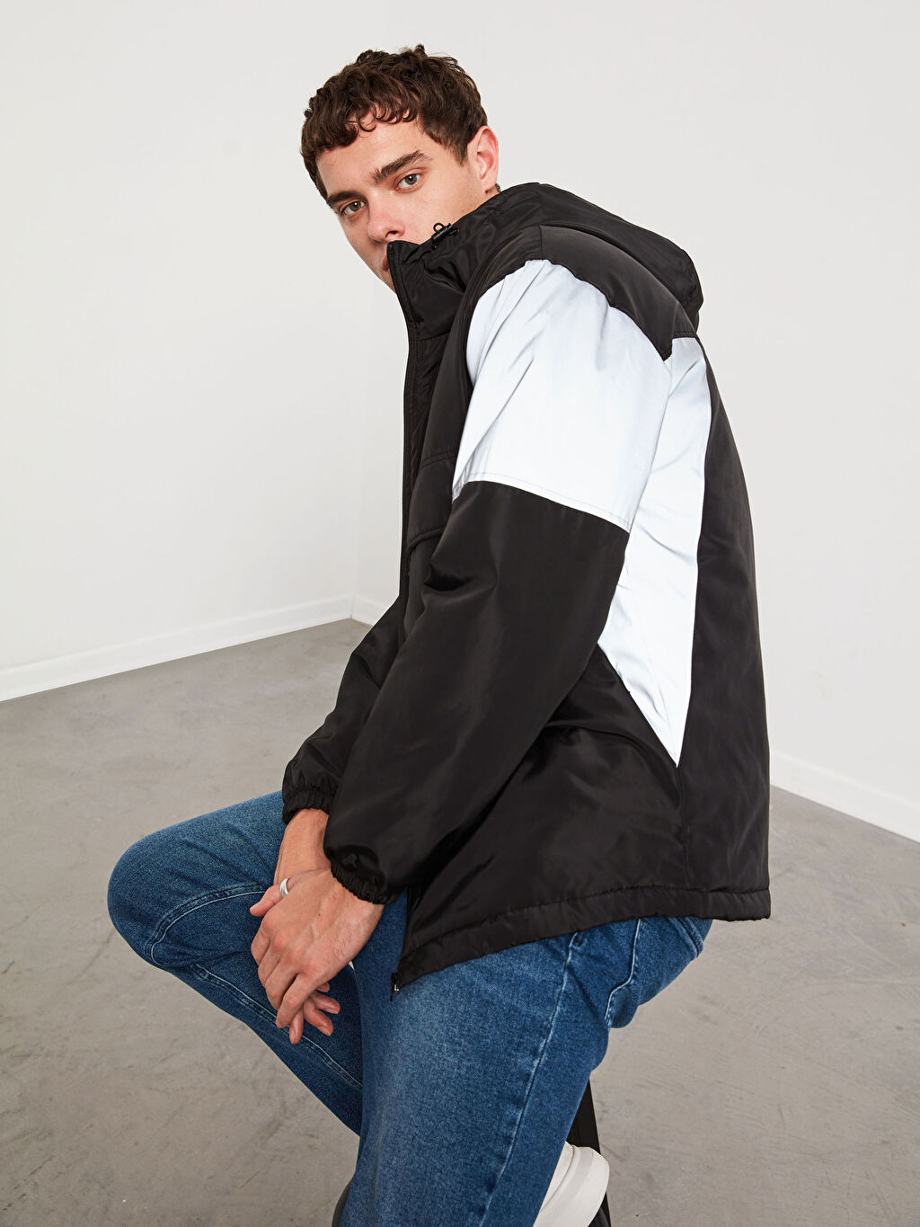 Siyah Xside Kapusonlu Oversize Kalin Mont Lc Waikiki
