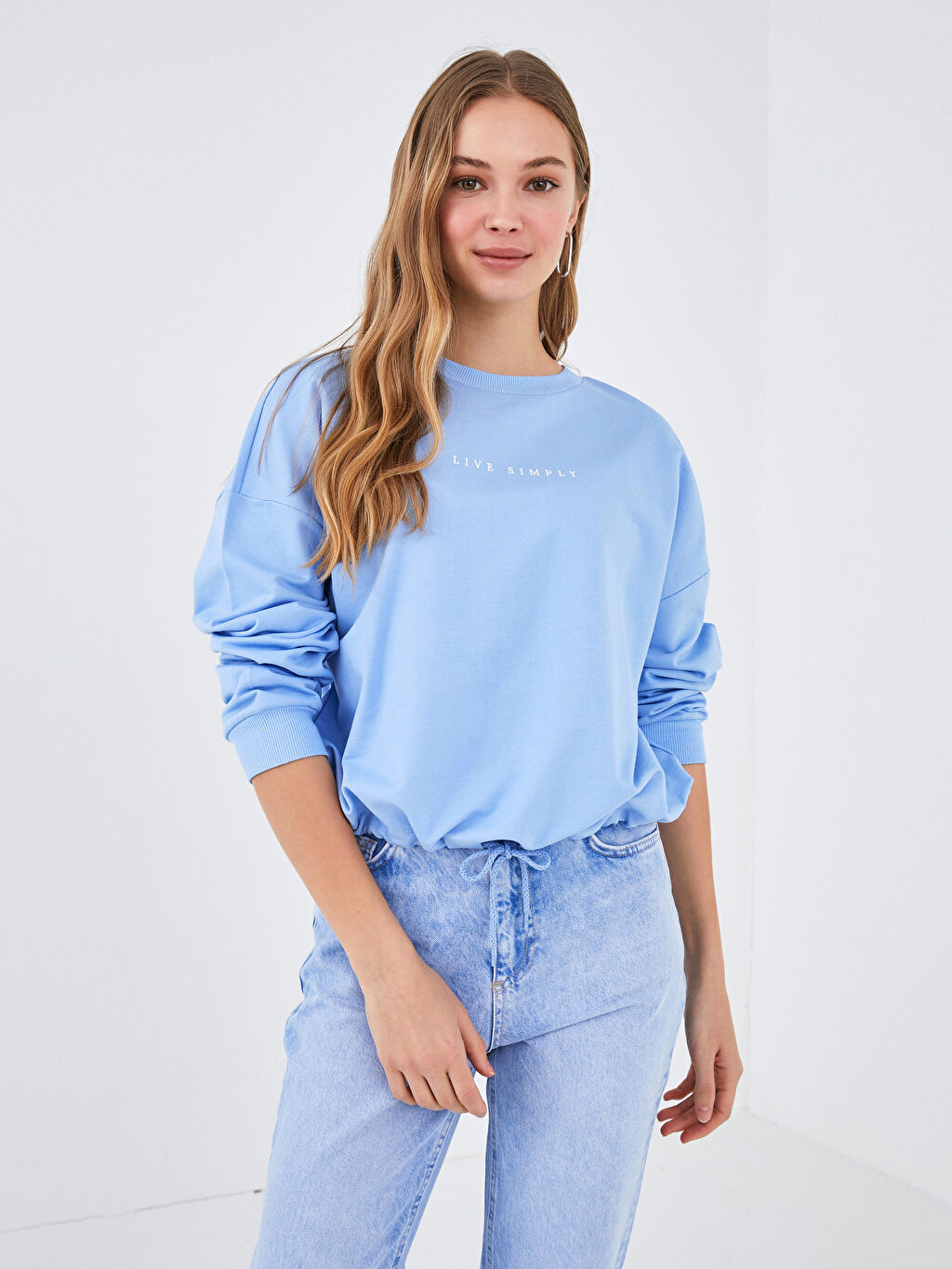 Mavi Lcw Casual Bisiklet Yaka Baskili Uzun Kollu Kadin Sweatshirt S1cv10z8 Jp6 Lc Waikiki