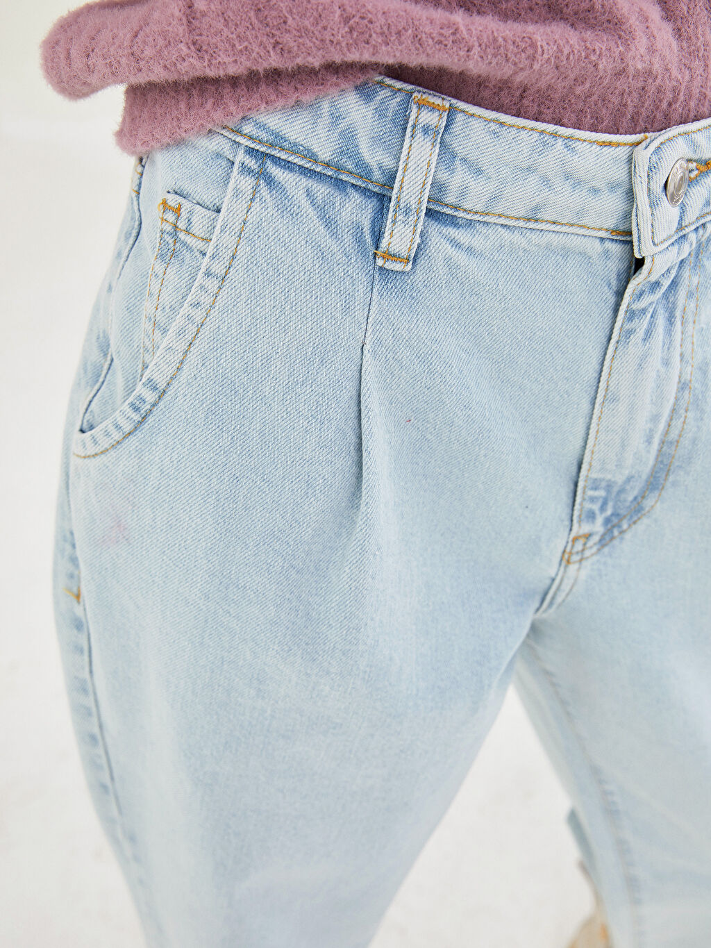 Женские джинсы с карманами обычной посадки -W1J347Z8-K9M