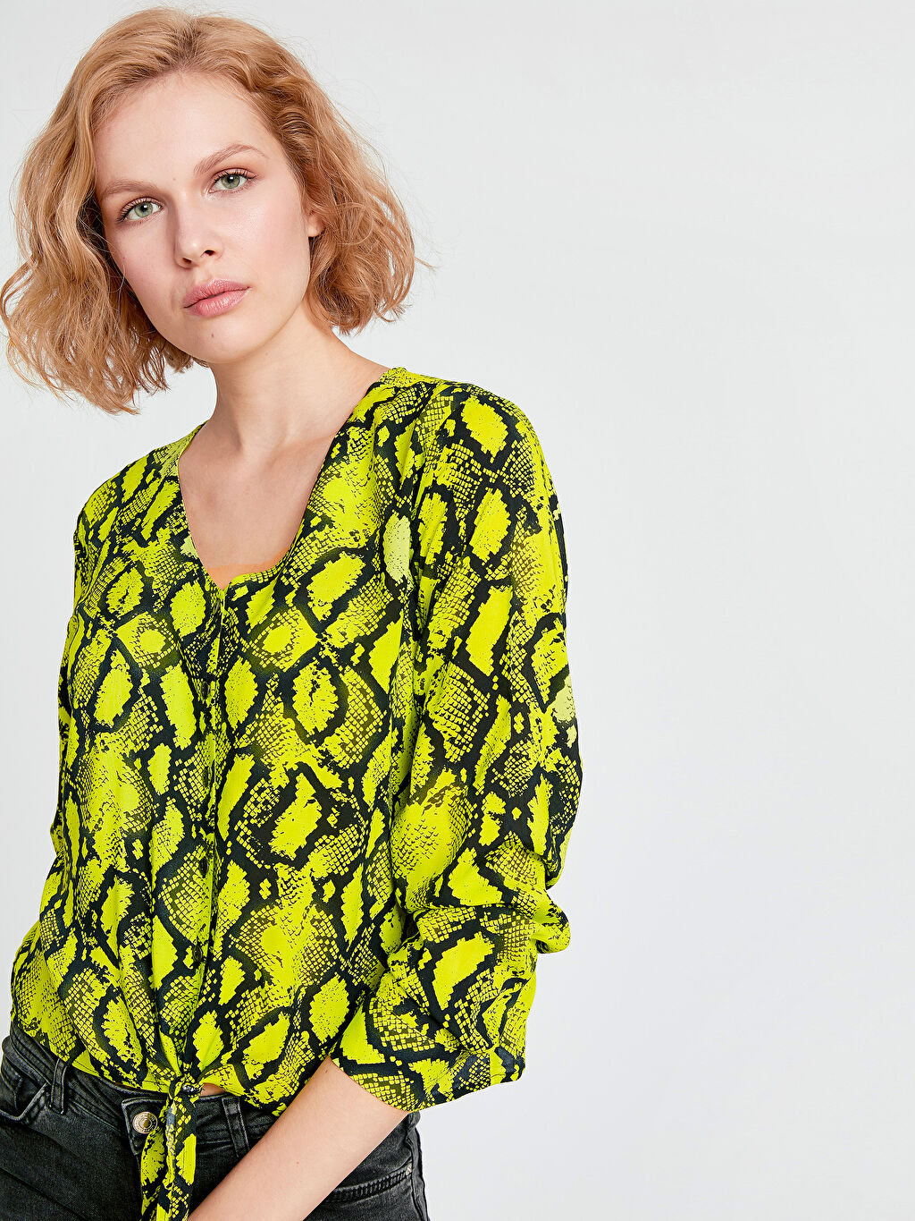 Yesil Beli Baglama Detayli Desenli Neon Bluz Lc Waikiki