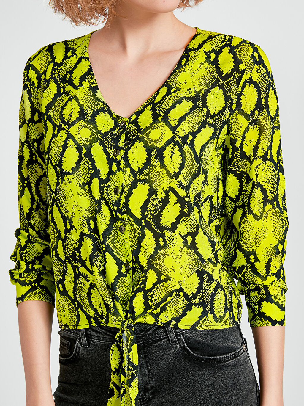 Yesil Beli Baglama Detayli Desenli Neon Bluz Lc Waikiki