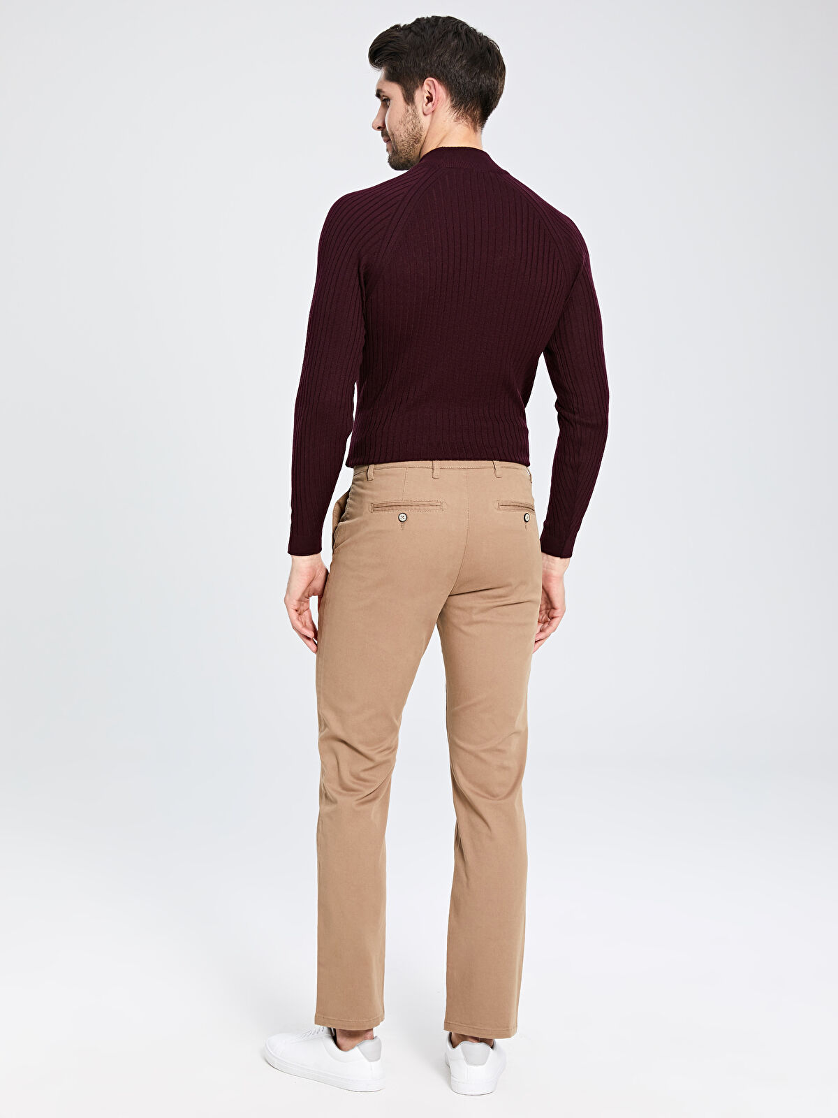 camisa vino pantalon beige