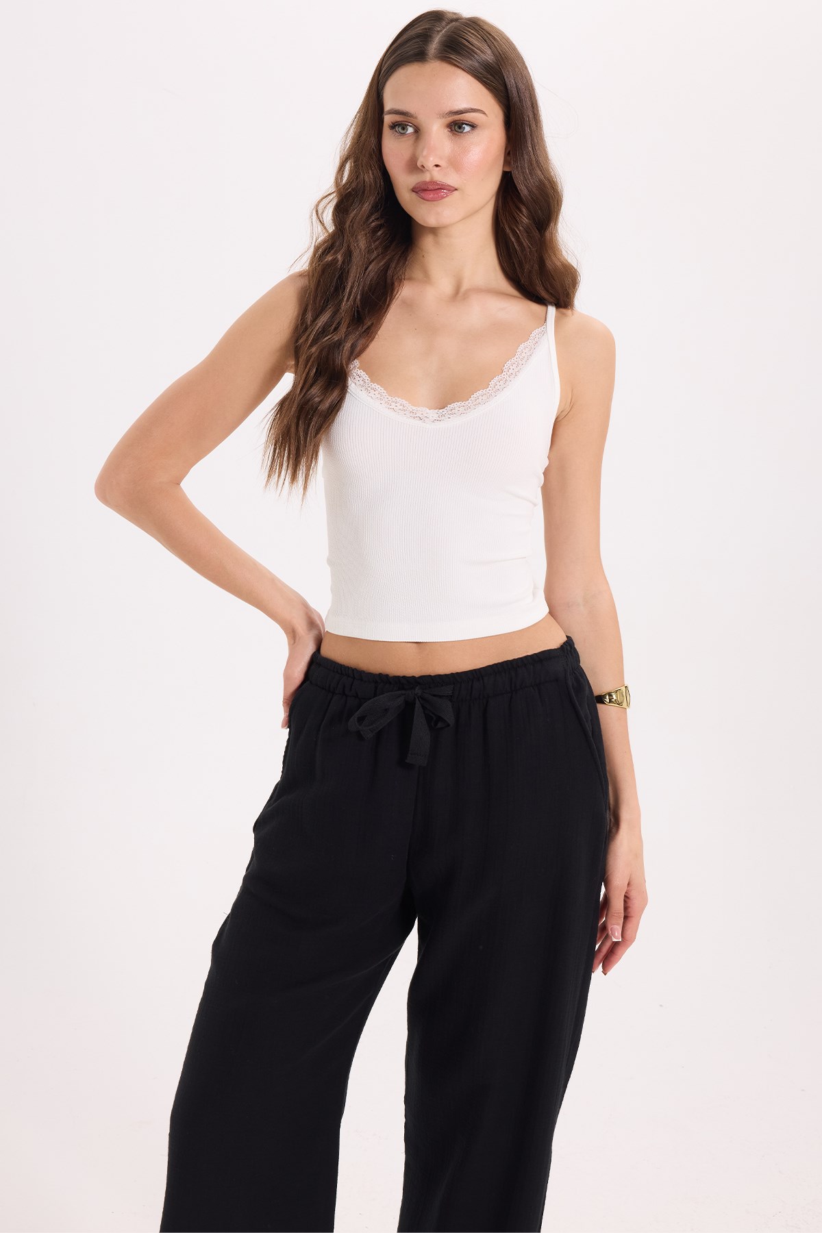 TUDORS Kadın Slim Fit Dar Kesim Askılı V Yaka Dantel Detaylı Ekru Atlet Bluz görsel 4