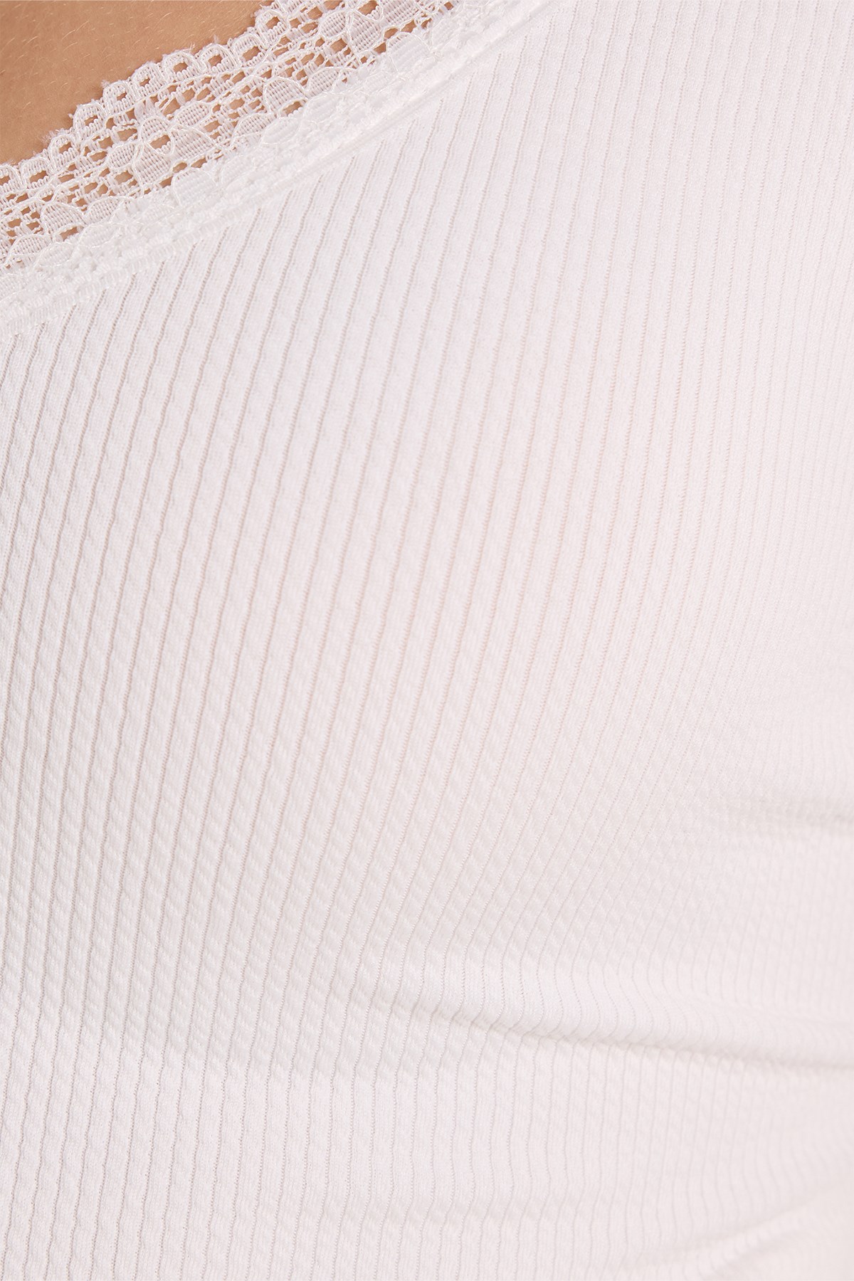 TUDORS Kadın Slim Fit Dar Kesim Askılı V Yaka Dantel Detaylı Ekru Atlet Bluz görsel 6