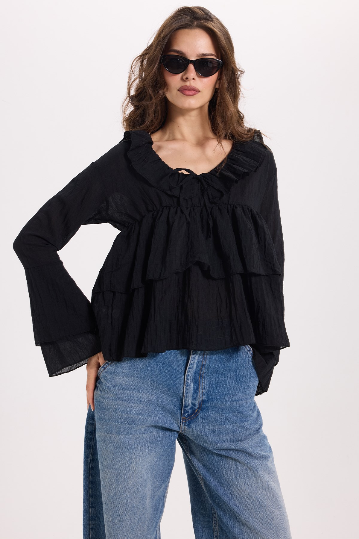 TUDORS Kadın Slim Fit Dar Kesim V Yaka Fırfır Detaylı Uzun Kol Siyah Bluz